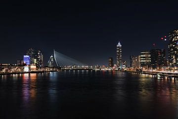 Rotterdam, de skyline onder de sterren. van Quinten Sluis