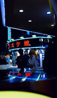 Reflectie in Shinjuku – Yodobashi verandert de stad in een levend schilderij van licht en kleur