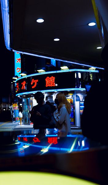 Réflexion à Shinjuku - Yodobashi transforme la ville en un tableau vivant de lumière et de couleurs par Stefano Scoop