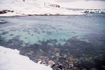 Helder water in Bugøynes, Noorwegen van Maria-Maaike Dijkstra