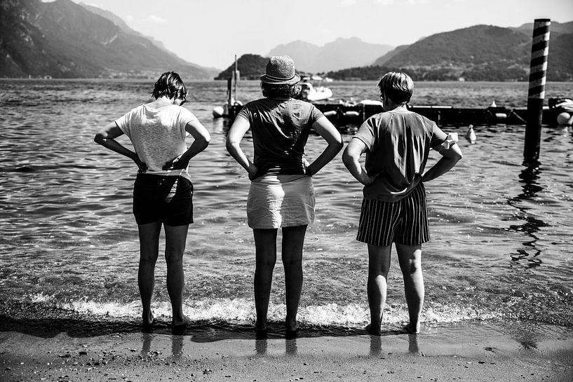Photographie d'art en noir et blanc de trois femmes, les mains le long du corps, regardant un lac en par Monique Tekstra-van Lochem