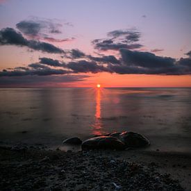 Zee en strand en zonsondergang by Pureframed Photos