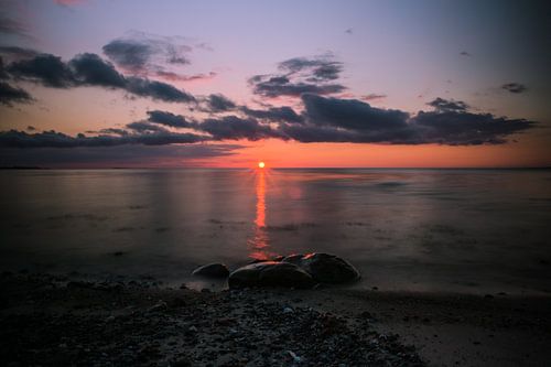 Zee en strand en zonsondergang