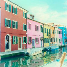 Burano Farben – Bunte Häuser am Kanal in Venedig von Carina Buchspies
