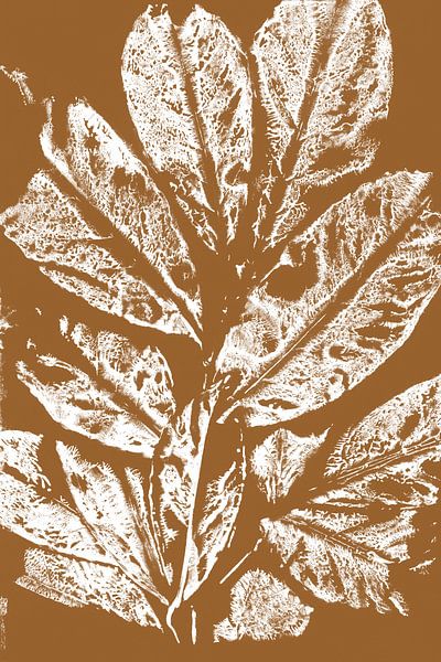 Feuilles blanches dans un style rétro. Art moderne botanique minimaliste en blanc sur brun rouille. par Dina Dankers