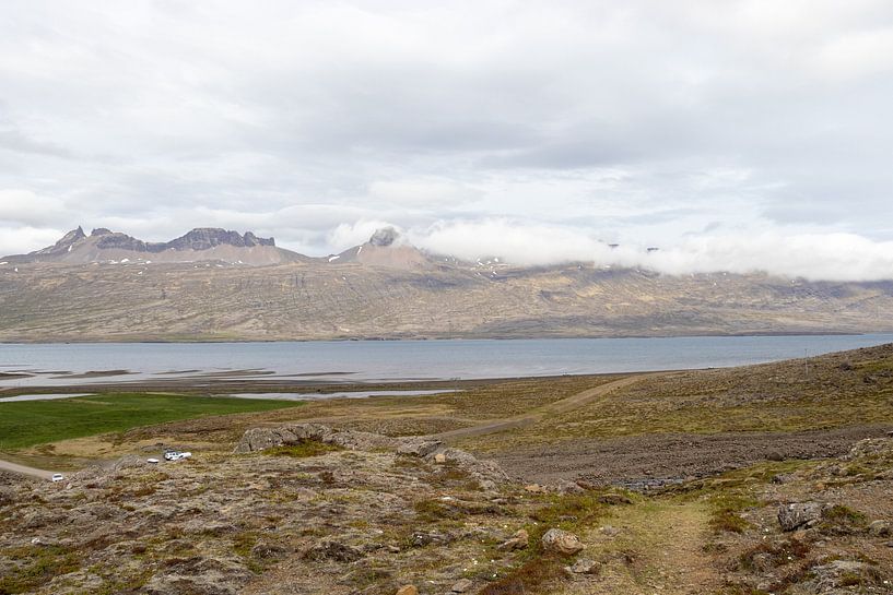 Landscape with mountains and a lake in Iceland | Travel photography by Kelsey van den Bosch