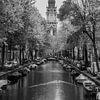 Photo en noir et blanc de l'église et du canal d'Amsterdam sur Bianca Kramer