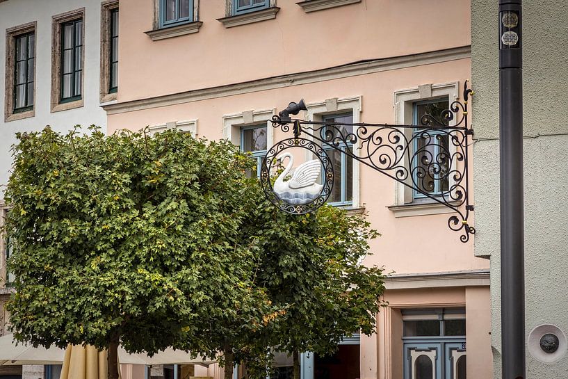 Uithangbord "Gasthaus zum Weissen Schwan" in Weimar van Rob Boon