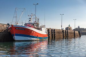 Bunter Fischtrawler im Hafen von Roscoff, Bretagne
