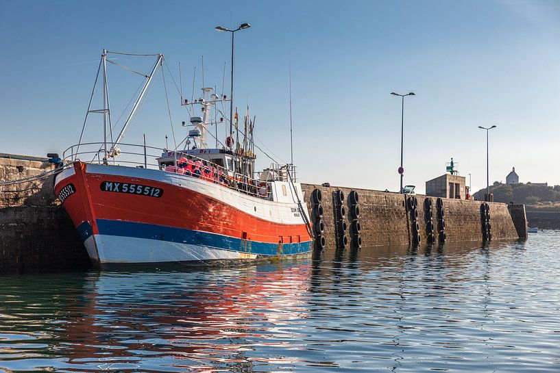 Bunter Fischtrawler im Hafen von Roscoff, Bretagne von Christian Müringer