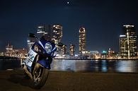 Suzuki Hayabusa GSX 1300 R met op de achtergrond de maan en de skyline van Rotterdam. van Stefan van der Wijst thumbnail