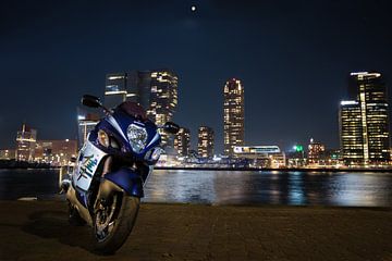 Suzuki Hayabusa GSX 1300 R met op de achtergrond de maan en de skyline van Rotterdam. van Stefan van der Wijst