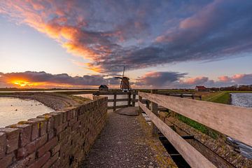 Moulinez le coucher de soleil de North Texel