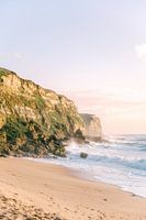 Zon, zee, en golven op het pastelkleurige strand van Portugal