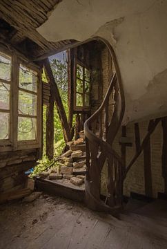 Crumbeling stairs van Elise Manders