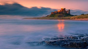 Lever du soleil au château de Bamburgh sur Henk Meijer Photography