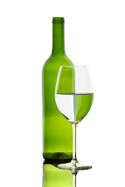 Reflektionen einer bunten Flasche im Weinglas von Roland Brack