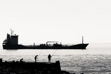 Vissers op de pier bij Vlissingen (silhouet) van Fotografie Jeronimo