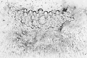 IJs, luchtbellen gevangen in het bevroren water... von Sanneke Kortbeek