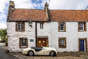 Oldtimer im historischen Zentrum von Culross, Schottland