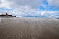 Stuivend zand op het strand bij de vuurtoren van Texel