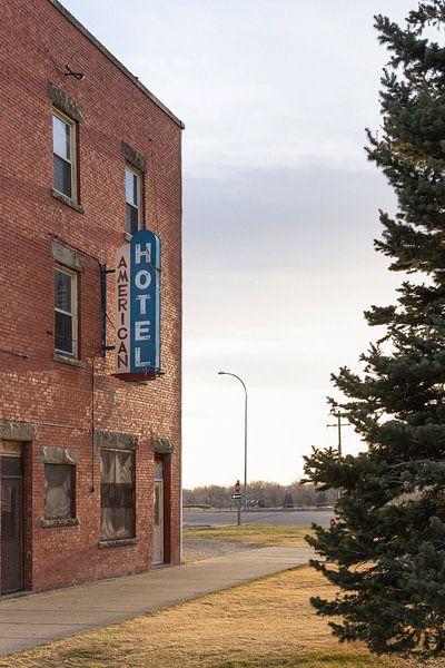 Verlaten hotel Fort McLeod (Alberta, Canada) van Jochem Oomen