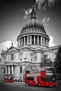 LONDON St. Paul?s Cathedral & Red Bus