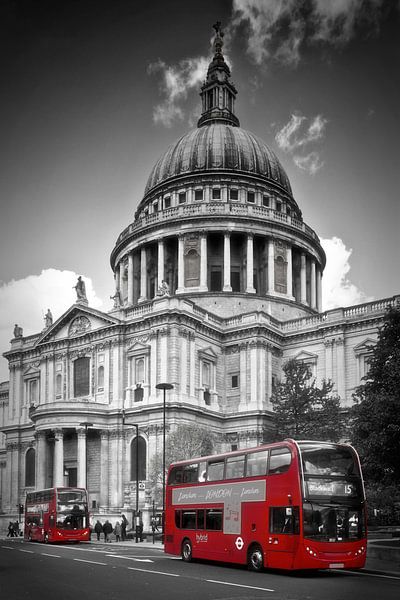 LONDON St. Paul?s Cathedral & Red Bus von Melanie Viola