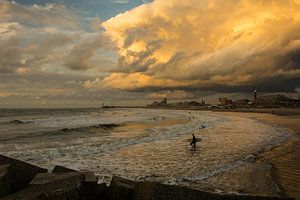 Scheveningen mit untergehender Sonne von Marian Sintemaartensdijk