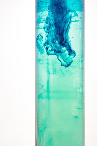 Blauwe inkt lost op in groen water