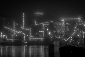 Skinny Bridge in Amsterdam mit dem Carré im Hintergrund von Mike Peek