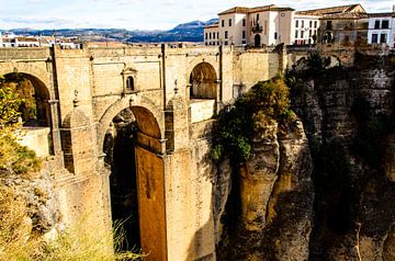 Puente arabe en oud stadsgebouw van Ronda bij de kloof Tajo de Ronda Andalusië Spanje van Dieter Walther