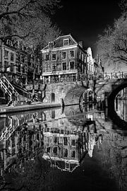 Café de Postillon en de Gaardbrug over de Oudegracht in Utrecht (b/w) van André Blom Fotografie Utrecht