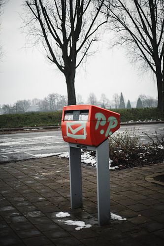 Verwaarloosde Verbinding: De Postbus in de Stille Stad