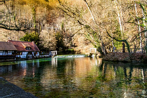 Blautopf und Ansicht auf die  historische Hammerschmiede