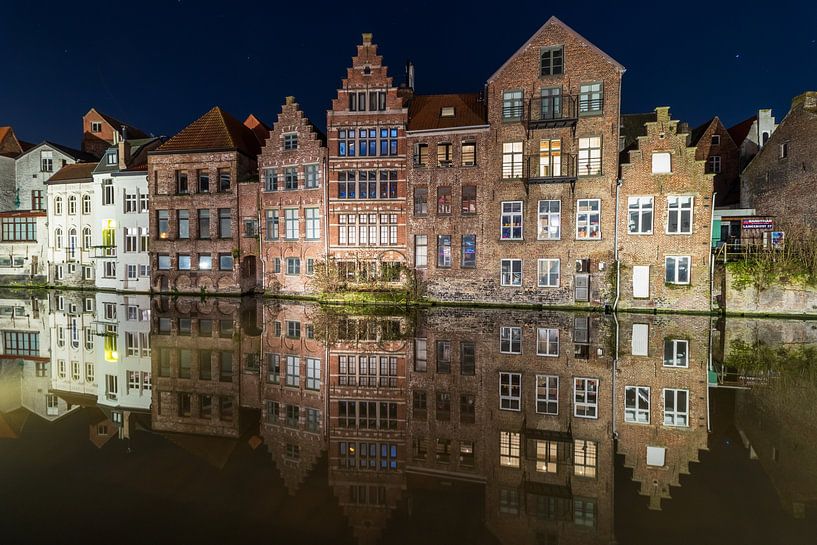 Kraanlei in  Gent mooi gespiegeld van Meindert Marinus