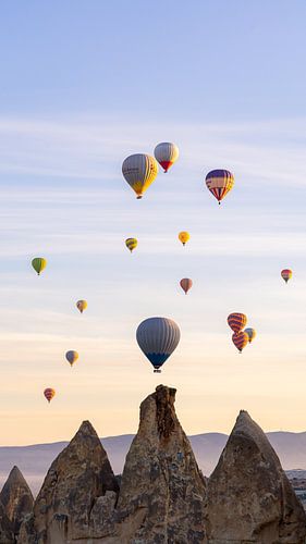 Luchtballonnen tijdens zonsopkomst in Cappadocië, Turkije