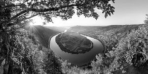 Die Mosel in Rheinland-Pfalz in schwarzweiss .
