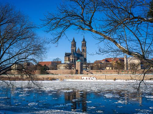 Magdeburg en de Elbe in de winter