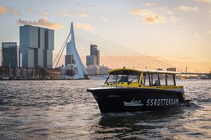 Watertaxi met Erasmusbrug van Prachtig Rotterdam