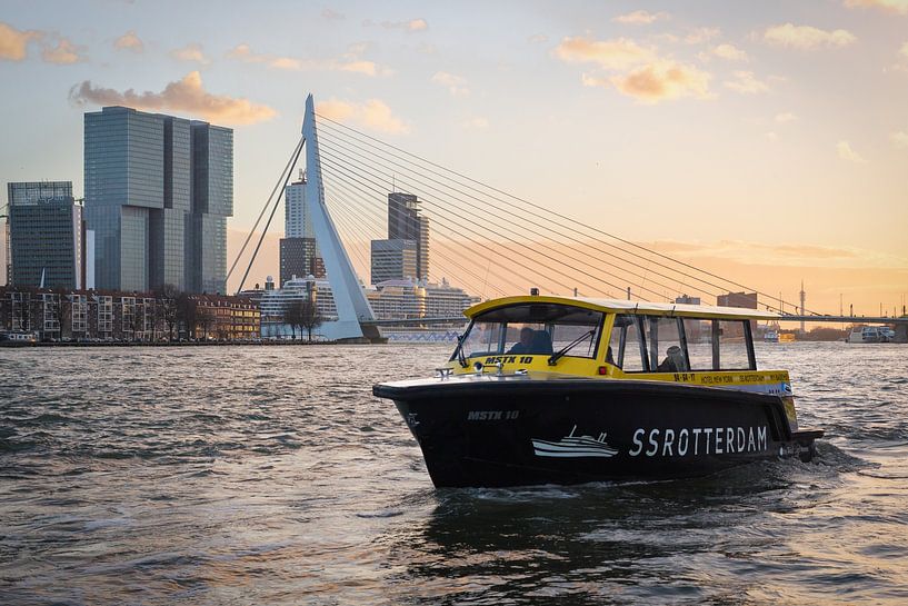 Watertaxi met Erasmusbrug van Prachtig Rotterdam