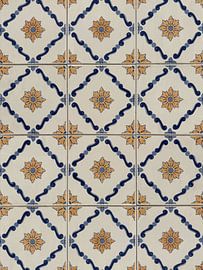 Traditionelle portugiesische Wandfliesen mit Blumenmuster von Minimalistic Travel Photography by.Rieneke
