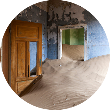 Verlaten plekken - zandduin huis - Kolmanskop - Namibië van Marianne Ottemann - OTTI