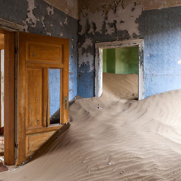 Verlaten plekken - zandduin huis - Kolmanskop - Namibië van Marianne Ottemann - OTTI