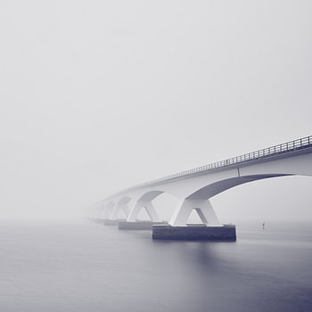 Le pont de Zélande dans le brouillard