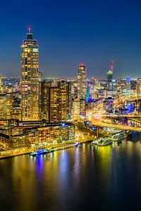 Rotterdams Stadtzentrum bei Nacht an der Erasmusbrug über der Maa
