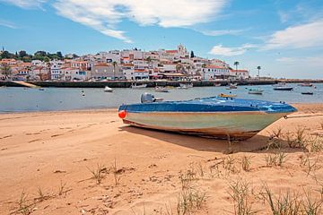 Gezicht op het plaatsje Ferragudo in de Algarve in Portugal van Eye on You