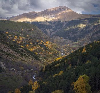 Majestic Vall Fosca in Pallars Jussa Showcases Autumn's Vibrant 