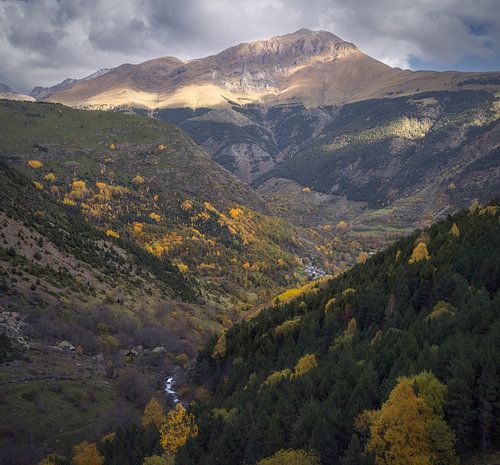 Majestic Vall Fosca in Pallars Jussa Showcases Autumn's Vibrant 