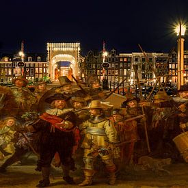 De Nachtwacht op de Magere brug in Amsterdam van Foto Amsterdam/ Peter Bartelings